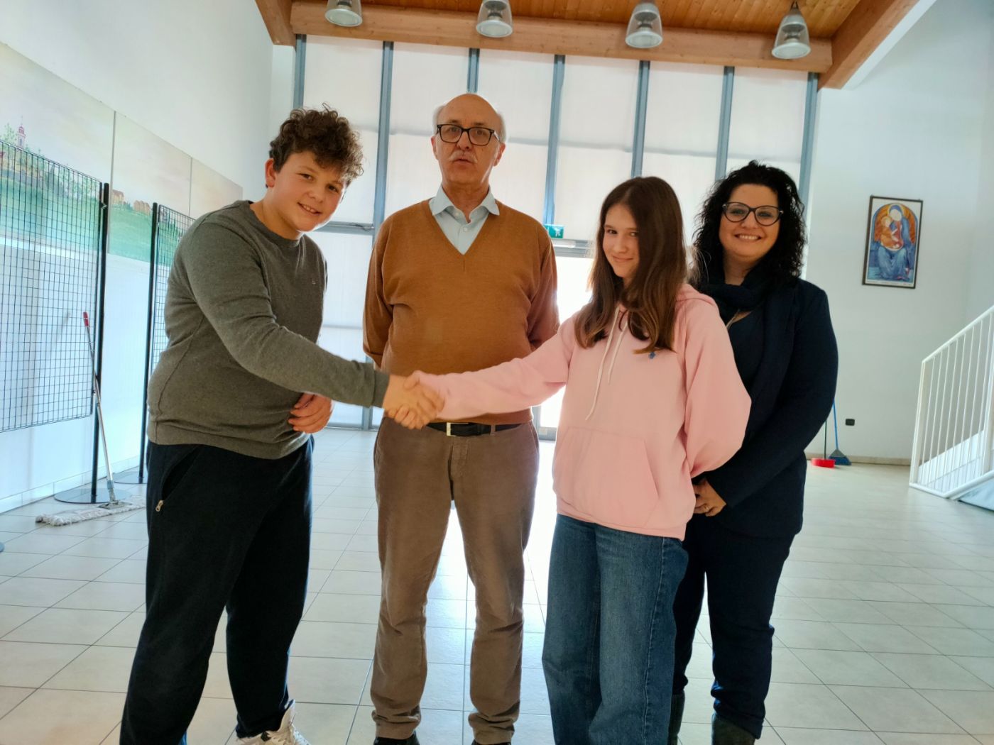 PROVINCIA GRANDA - La stretta di mano tra Anastasia Oggerino e il suo successore, Francesco Ballatore