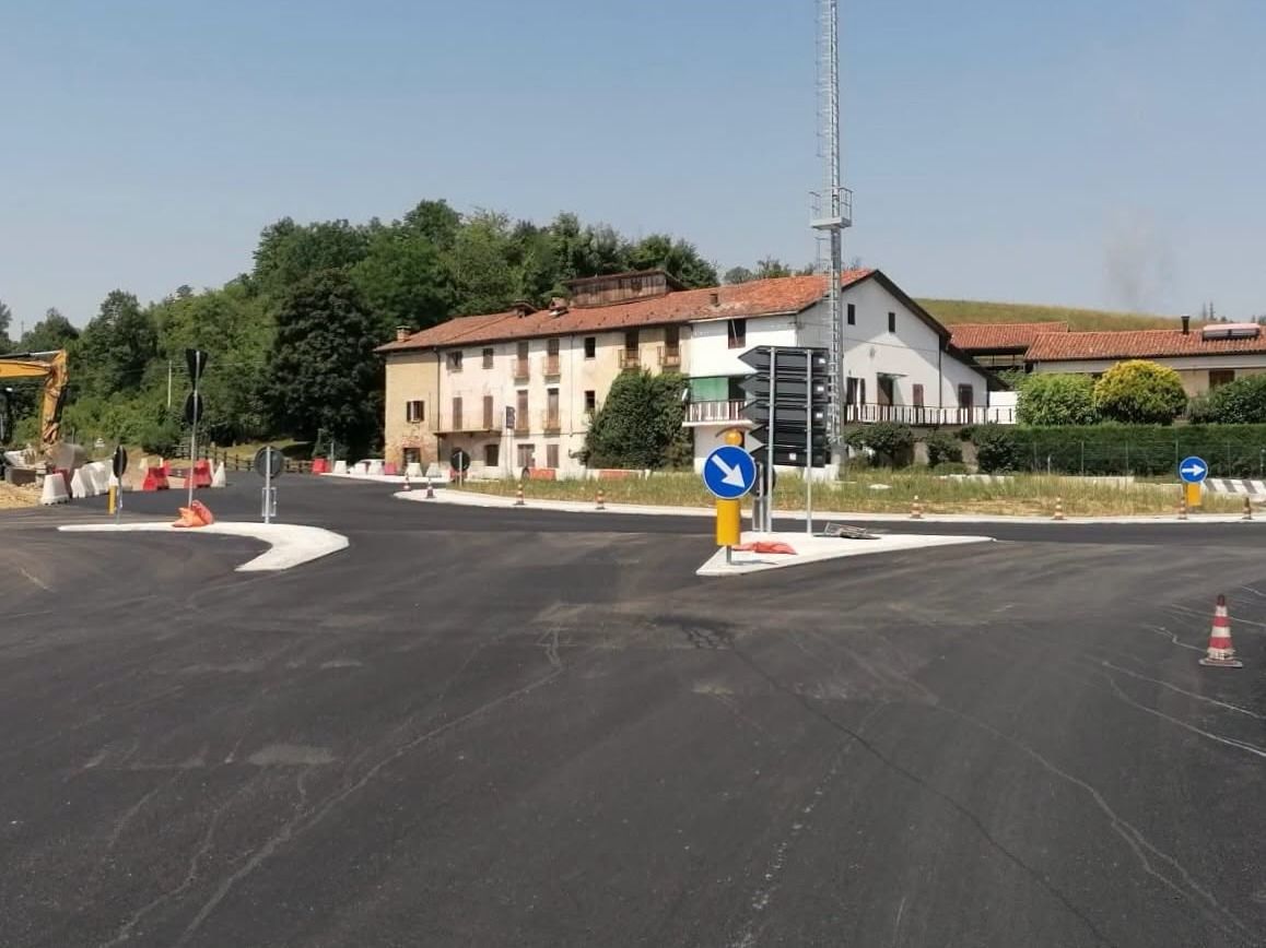 PROVINCIA GRANDA - La rotonda sistemata in località Olle