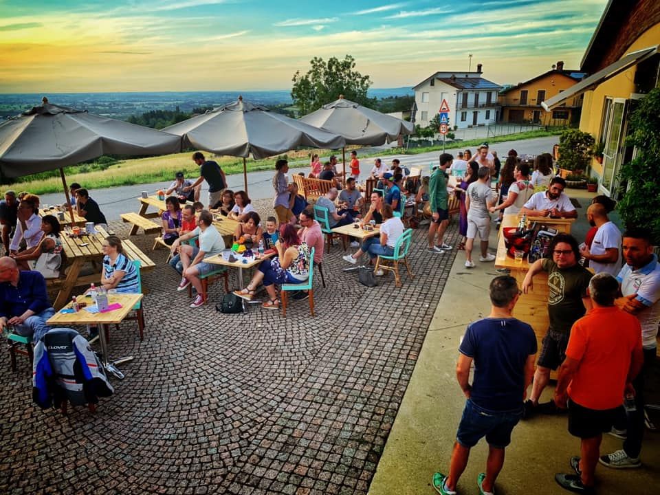PROVINCIA GRANDA - Un evento all'esterno del bar in piazza Serra