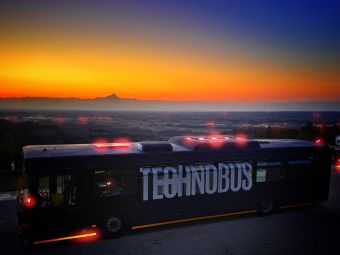PROVINCIA GRANDA - Il technobus a Briaglia davanti al panorama sul Monviso