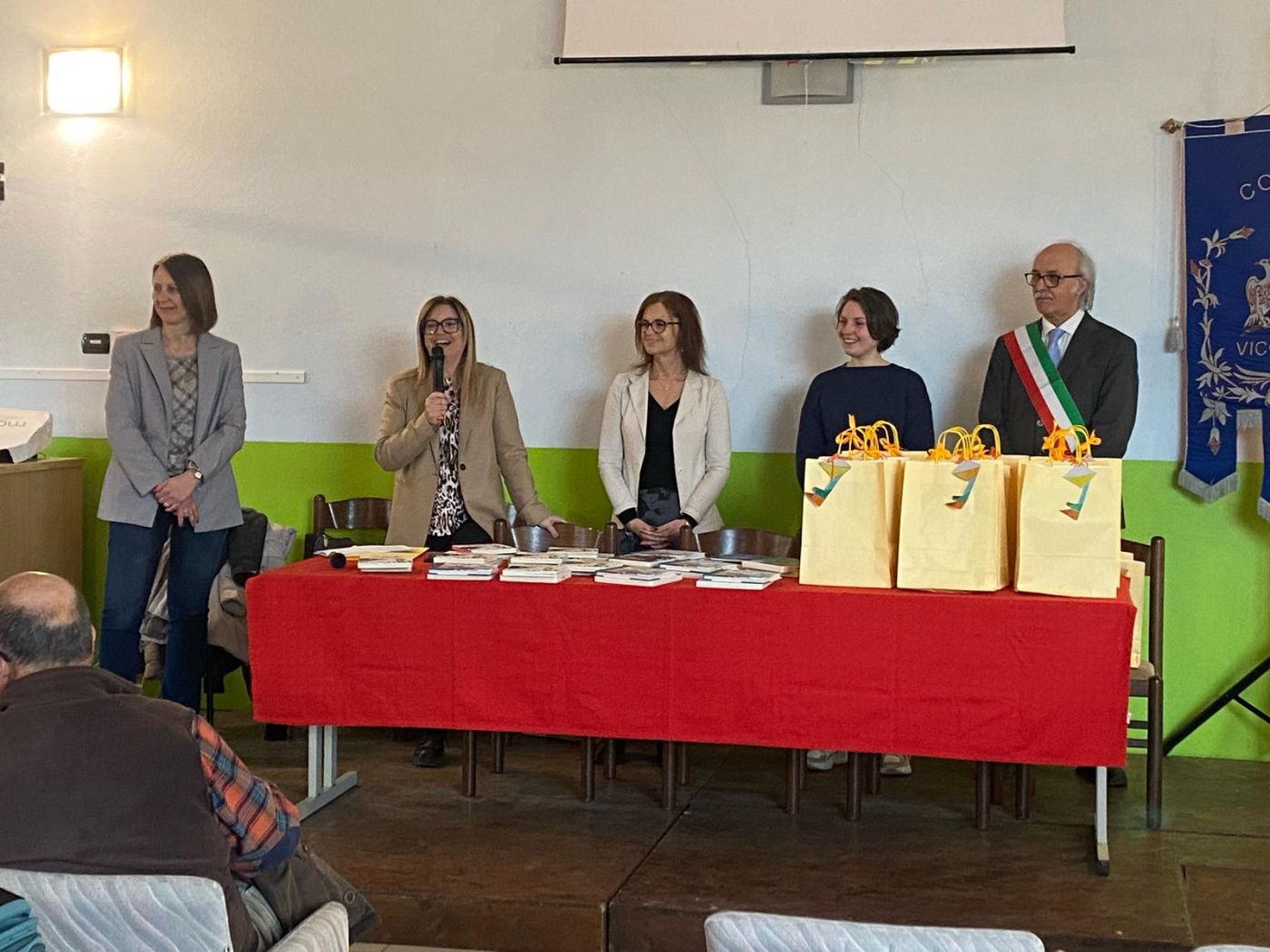 PROVINCIA GRANDA - Il sindaco Gasco, con le assessore Nano e Tarò, la direttrice della Biblioteca e Fabiola Dutto de "Il bosco delle scoperte"