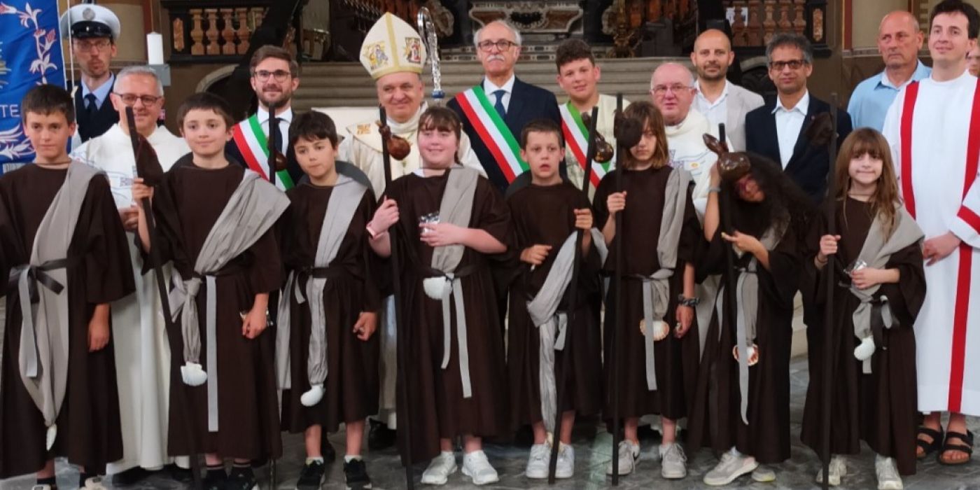 PROVINCIA GRANDA - I bambini vestiti da santeobaldini ad Alba