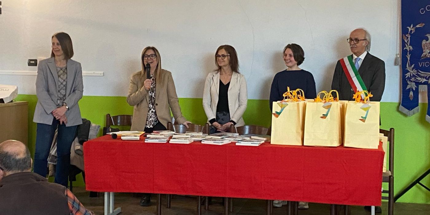 PROVINCIA GRANDA - Il sindaco Gasco, con le assessore Nano e Tarò, la direttrice della Biblioteca e Fabiola Dutto de "Il bosco delle scoperte"