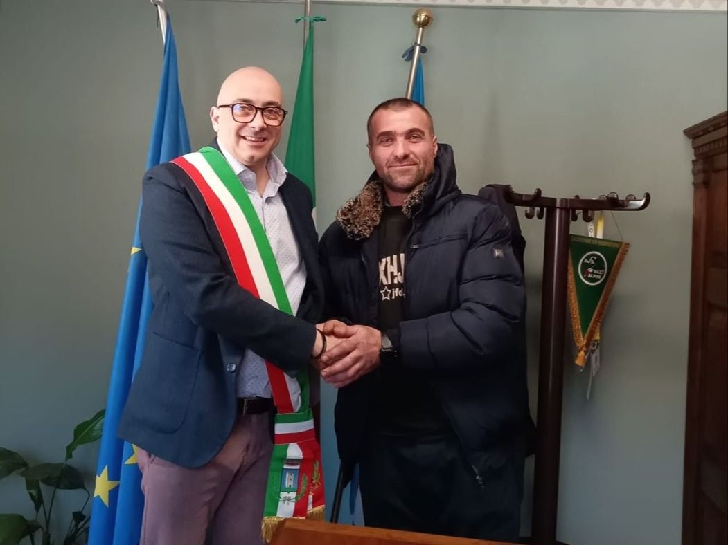 PROVINCIA GRANDA - Il sindaco Giaccone stringe la mano al nuovo cittadino