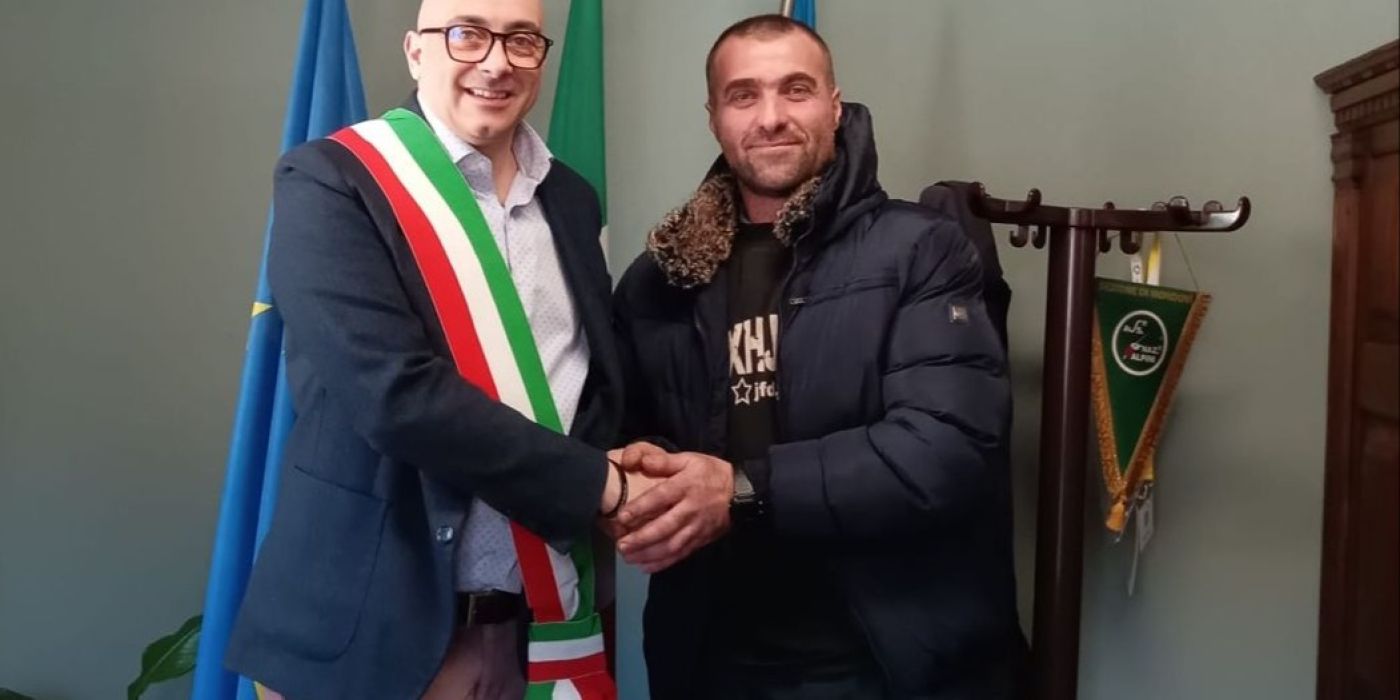 PROVINCIA GRANDA - Il sindaco Giaccone stringe la mano al nuovo cittadino