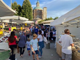 PROVINCIA GRANDA - Bancarelle prese d'assalto ai piedi della cupola