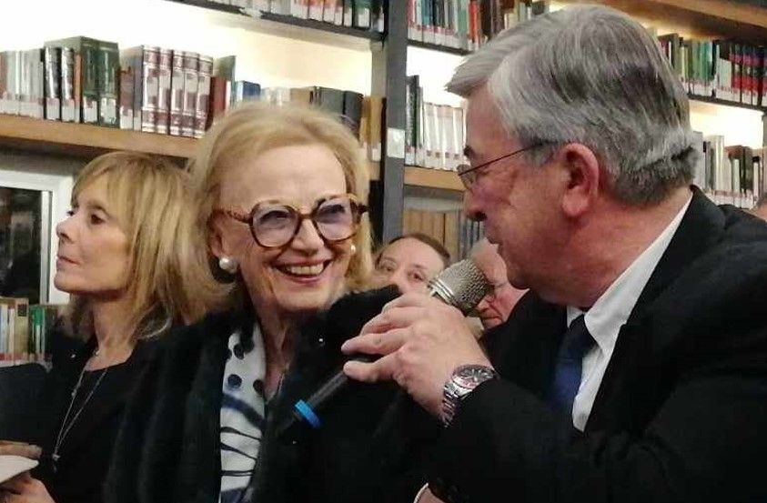 La vedova di Ferrero in biblioteca a Dogliani