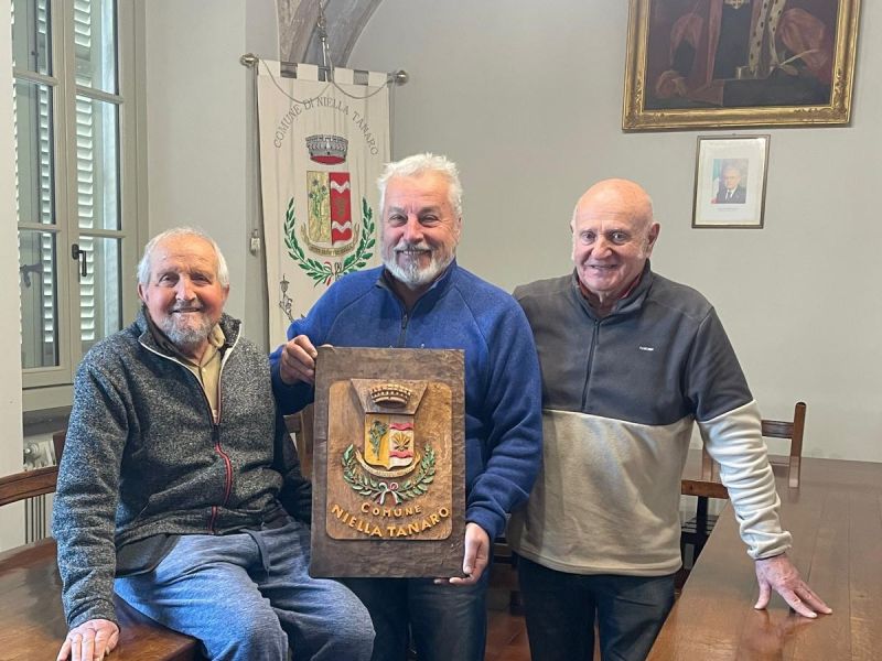 PROVINCIA GRANDA - Il sindaco Mina con lo stemma del Comune realizzato in legno