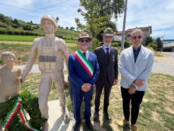 PROVINCIA GRANDA - Il sindaco di Farigliano Airaldi e i familiari di Polsinelli vicino al nuovo monumento agli Alpini