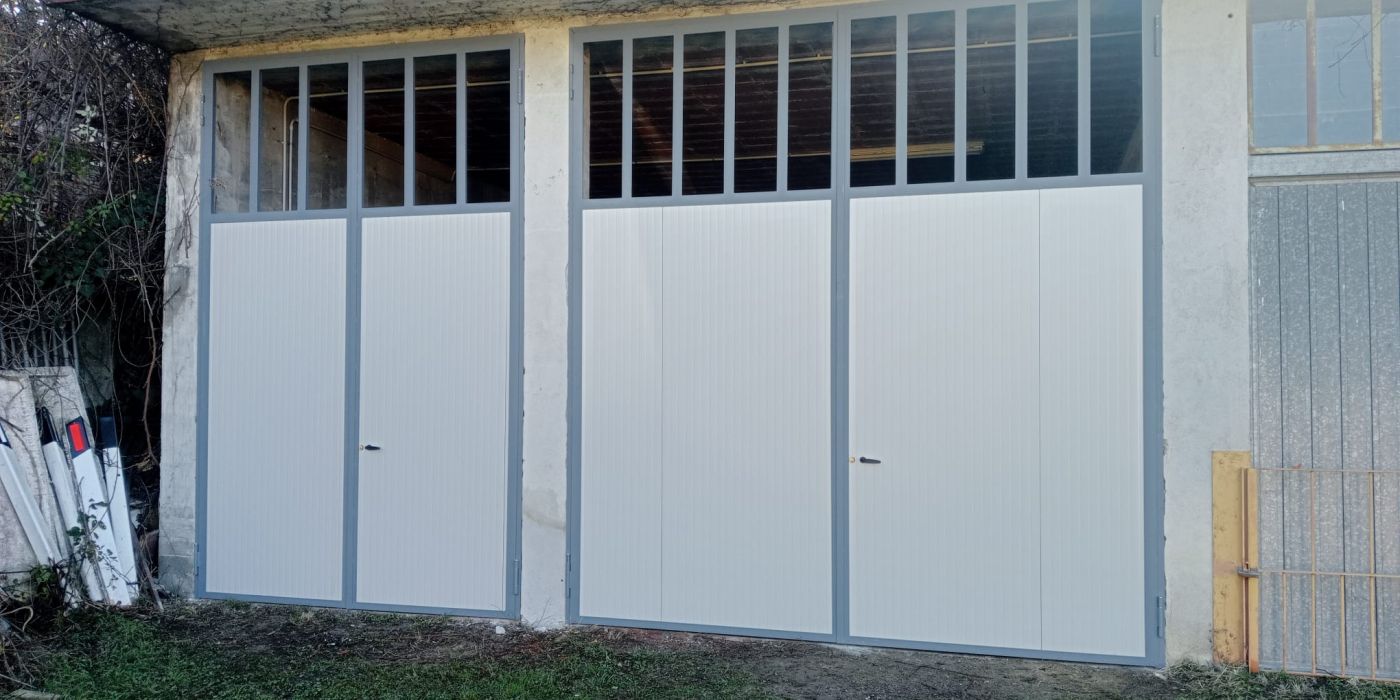 PROVINCIA GRANDA - I portoni nuovi del garage per Comune e Pro Loco