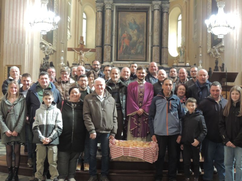 PROVINCIA GRANDA - Gli agricoltori con le autorità e il viceparroco dopo la Santa Messa