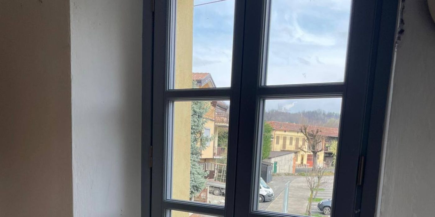 PROVINCIA GRANDA - Le nuove finestre dell'immobile a Roapiana