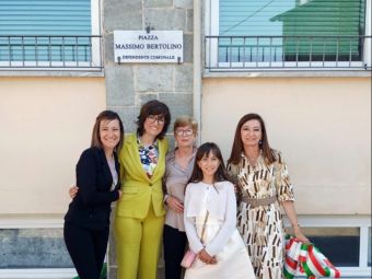 PROVINCIA GRANDA - I famigliari di Massimo Bertolino all'intitolazione della piazza delle scuole di Bastia