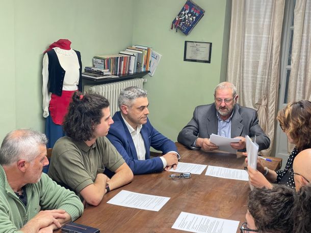 PROVINCIA GRANDA - Il sindaco Miceli con gli assessori e la segretaria