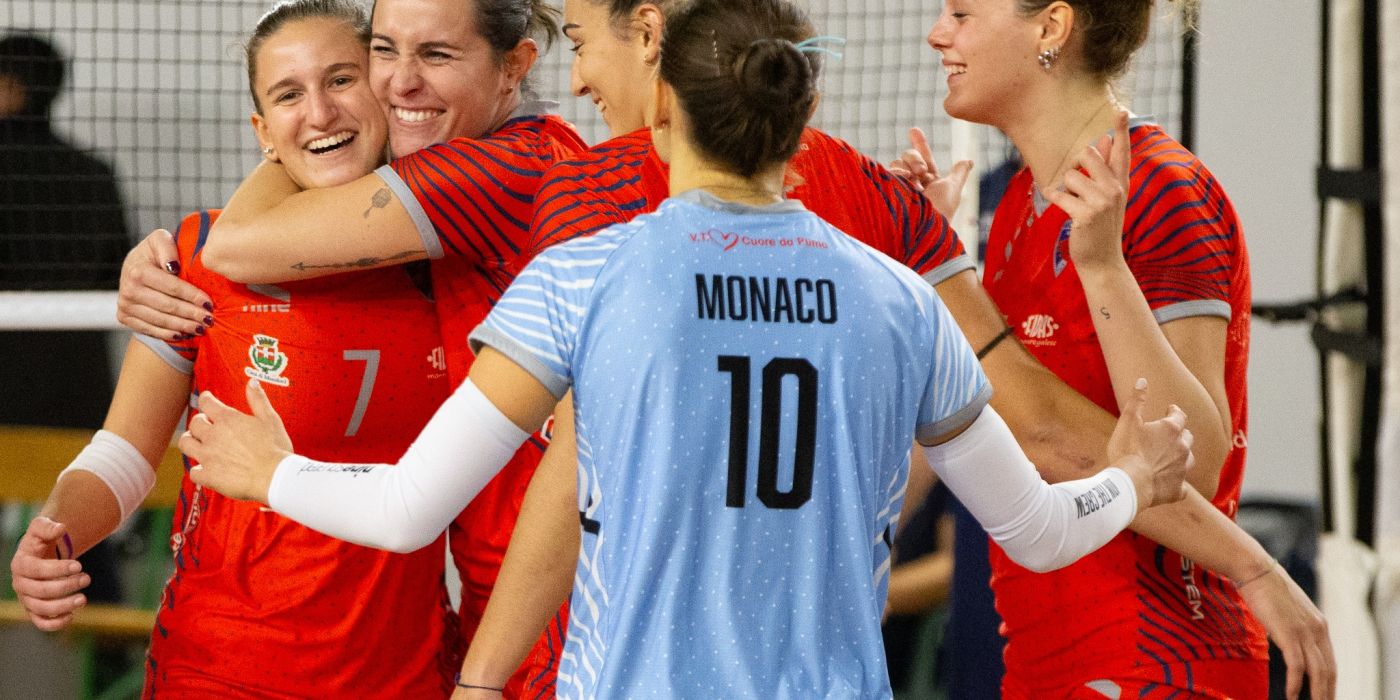 PROVINCIA GRANDA - Mondovì Volley: Beatrice Fissore festeggia con le ex compagne di squadra - foto Cristiano Silvestri