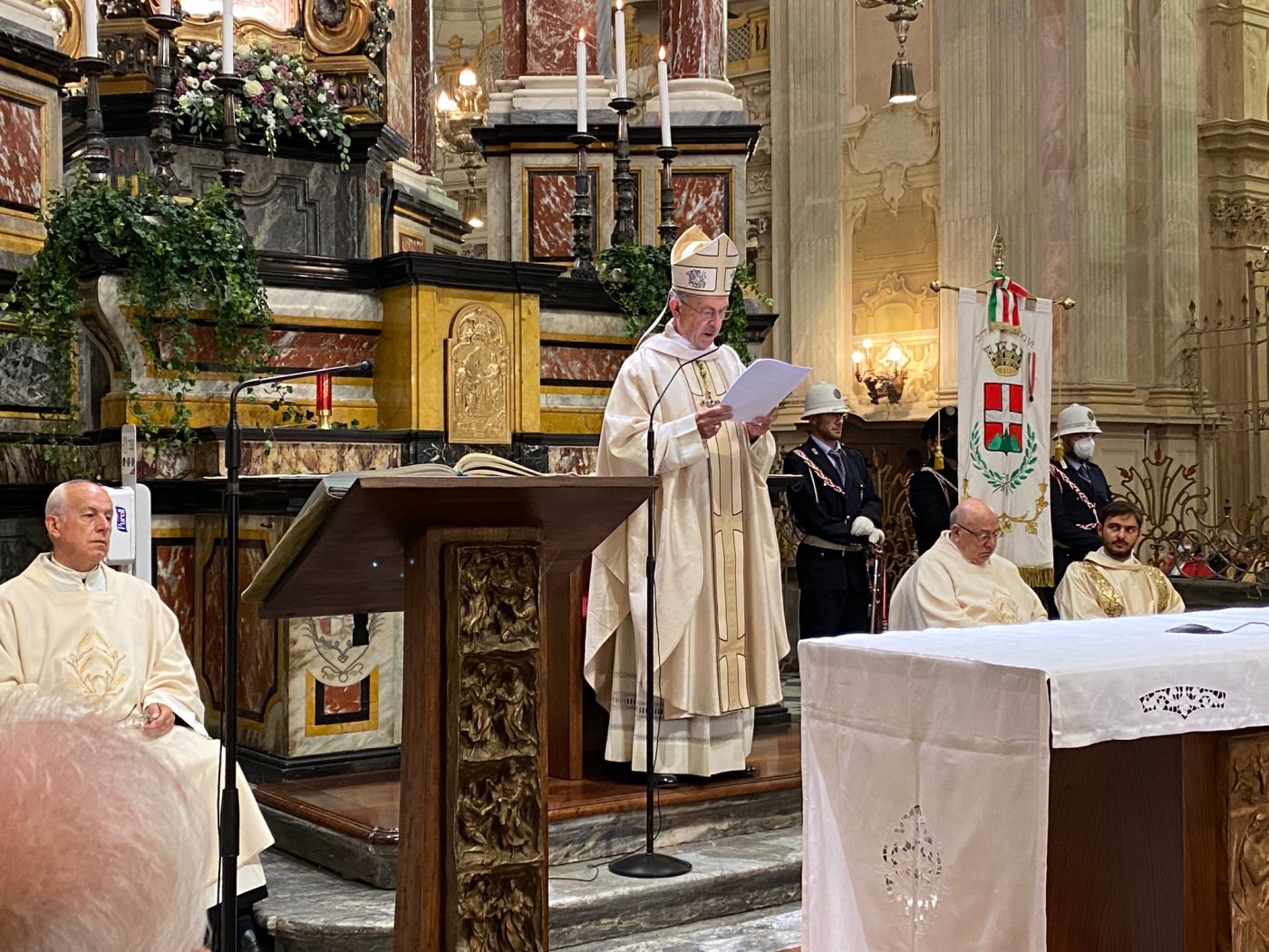 PROVINCIA GRANDA - Il vescovo Miragoli in Basilica