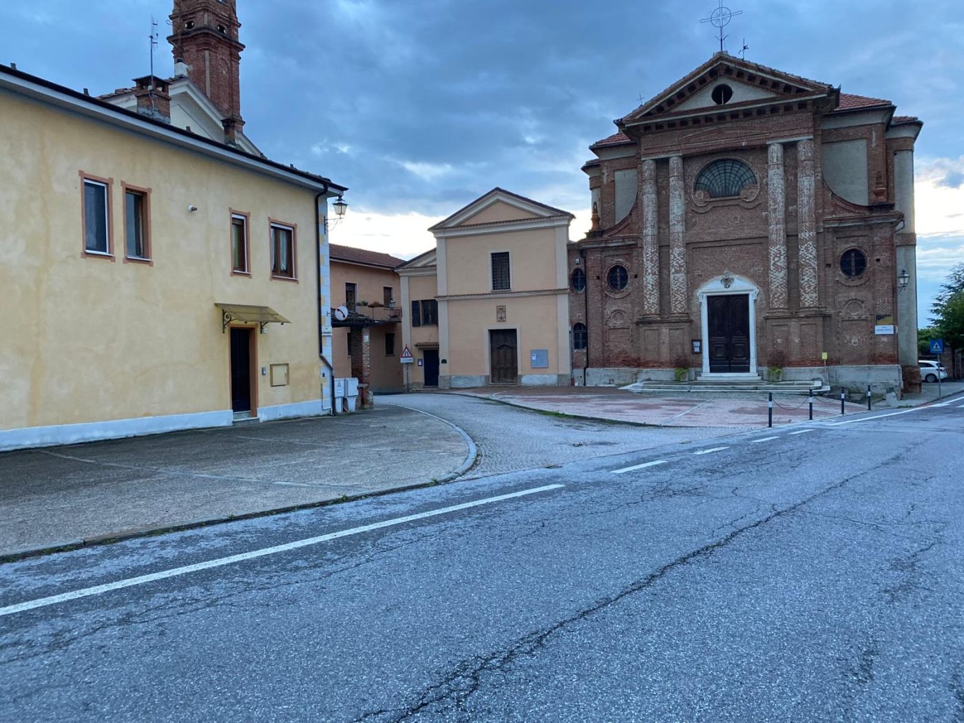 PROVINCIA GRANDA - La piazza centrale a Briaglia