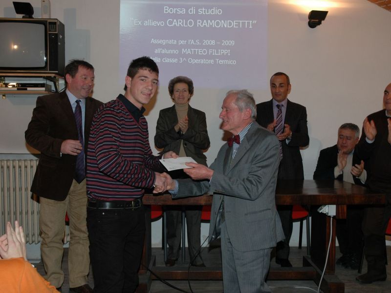 PROVINCIA GRANDA - Una premiazione della borsa di studio per gli studenti del "Garelli"