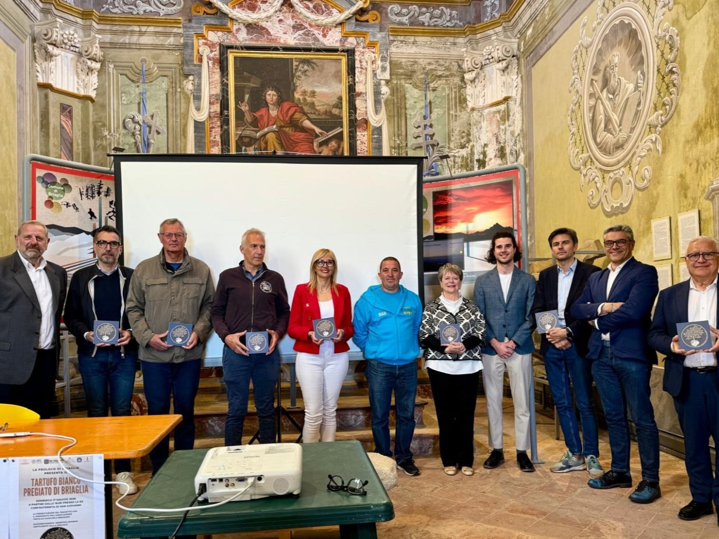 PROVINCIA GRANDA - Le autorità premiate con il simbolo del tartufo