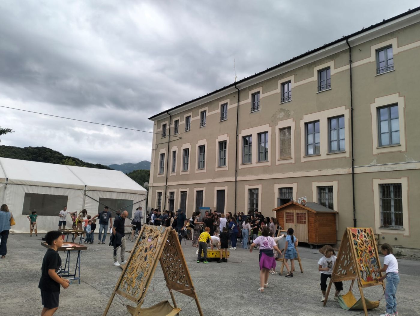 PROVINCIA GRANDA - I bambini con i giochi di una volta nel cortile del Municipio