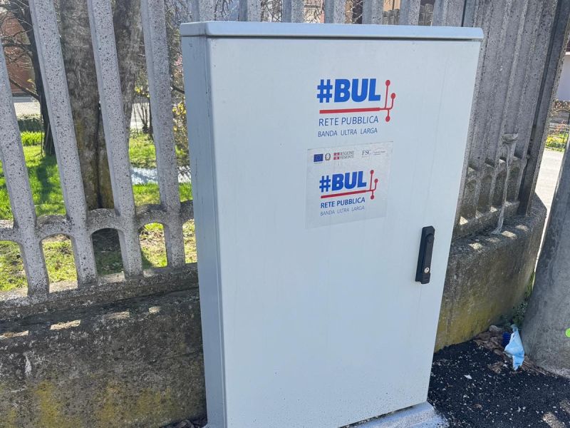 PROVINCIA GRANDA - Una cabina della BUL a San Michele Mondovì