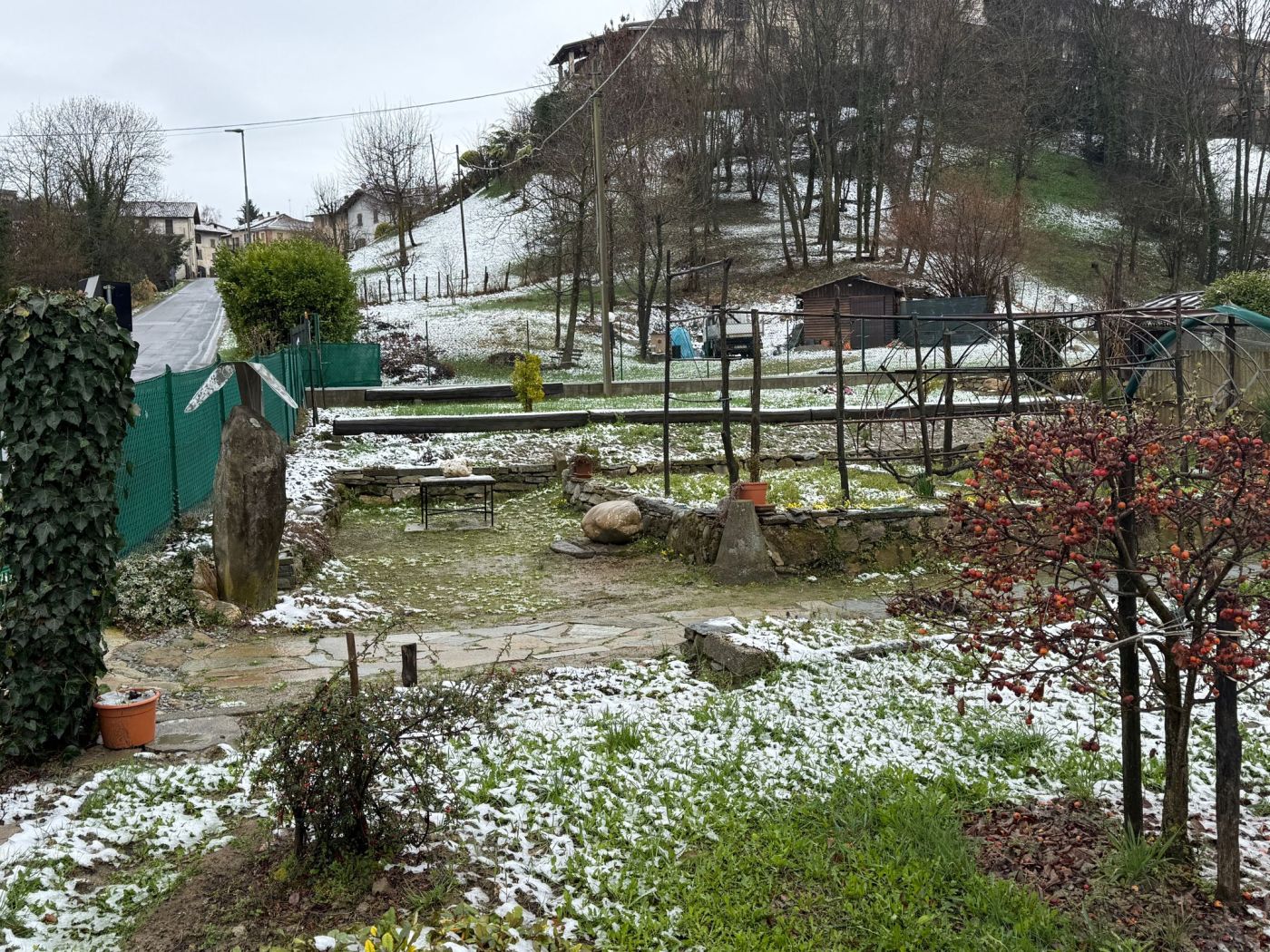 PROVINCIA GRANDA - Il menhir nel giardino privato a Vicoforte