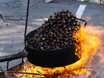PROVINCIA GRANDA - Uno scatto della manifestazione "Castagna e coltelli"