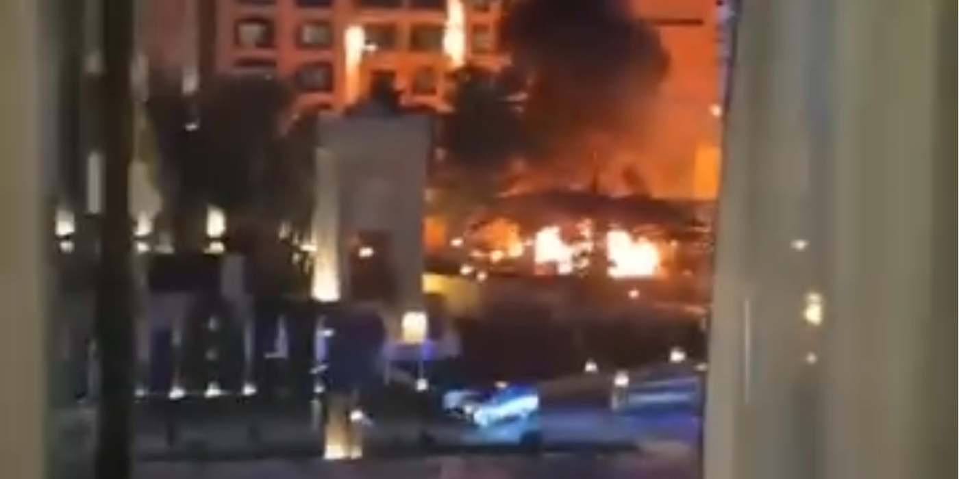 PROVINCIA GRANDA - Un albergo in fiamme dopo l'impatto con i detriti di un missile a Dubai