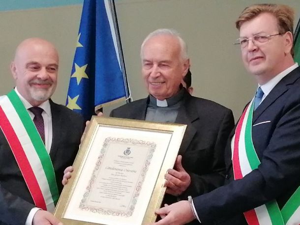 PROVINCIA GRANDA - Consegna Cittadinanza Onoraria Farigliano don Giorgio Burdisso