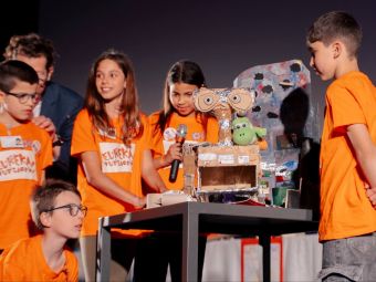 PROVINCIA GRANDA - Gli studenti con il robot "Wolly"