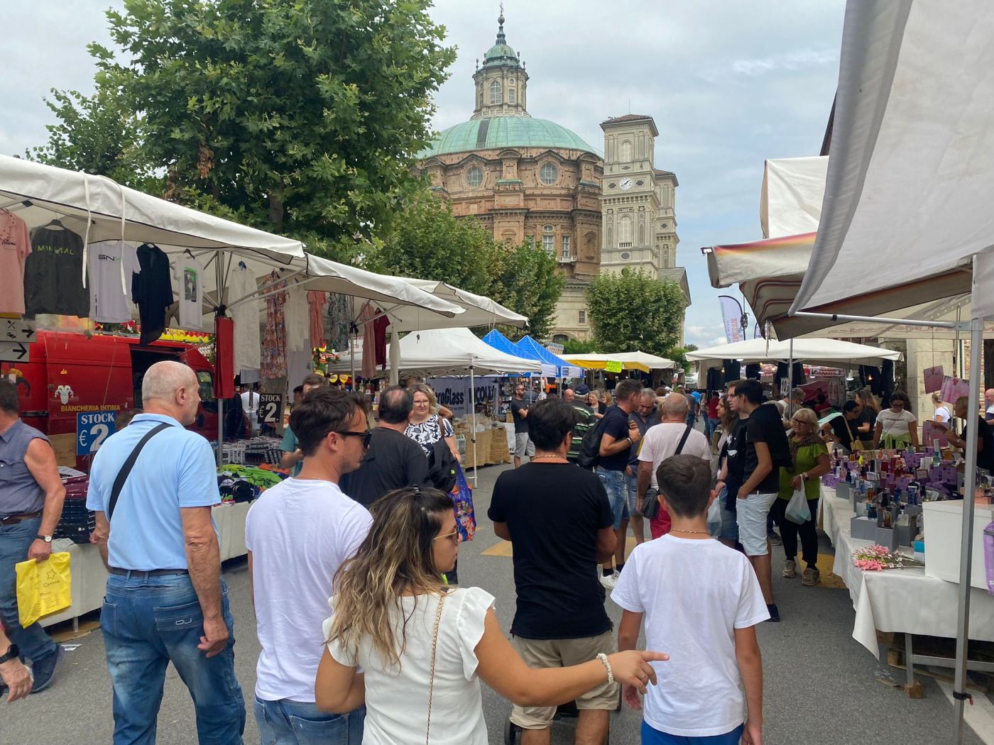 PROVINCIA GRANDA - Bancarelle prese d'assalto ai piedi della cupola