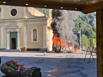 PROVINCIA GRANDA - Il mezzo avvolto dalle fiamme in piazza
