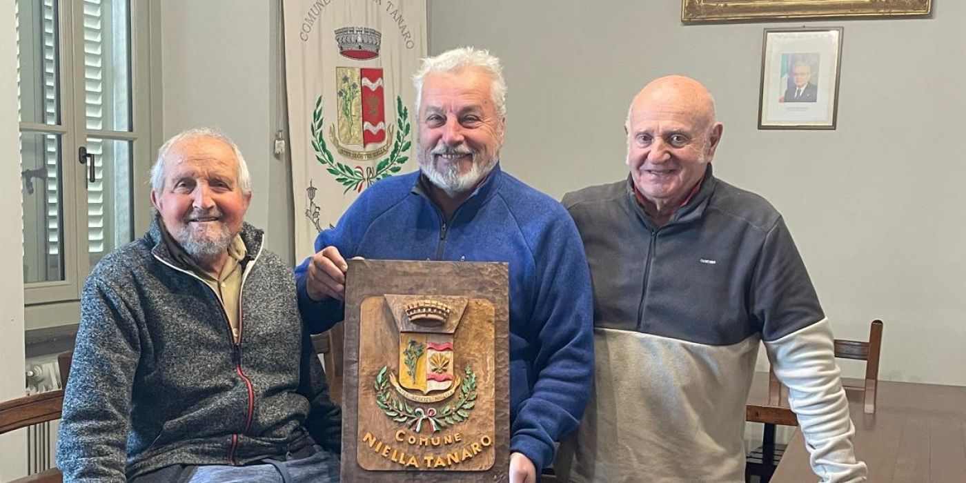 PROVINCIA GRANDA - Il sindaco Mina con lo stemma del Comune realizzato in legno