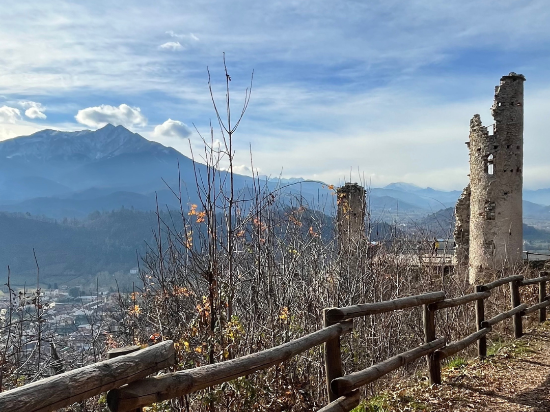 PROVINCIA GRANDA - Il castello del Mirabello, che sovrasta Chiusa di Pesio