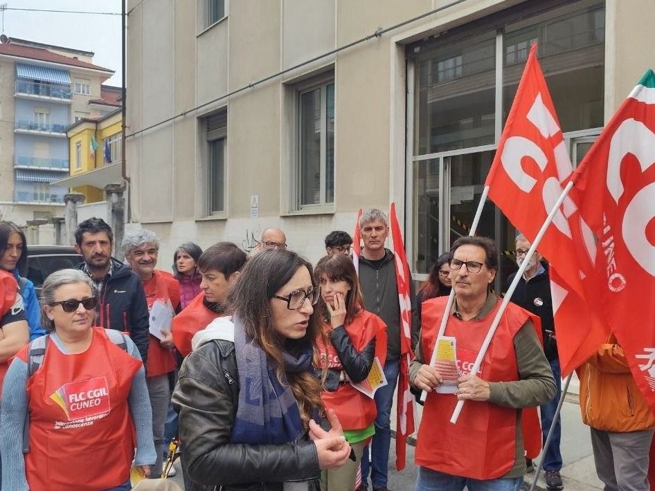 PROVINCIA GRANDA - Una foto del presidio FLC Cuneo davanti all'Ufficio Scolastico Provinciale