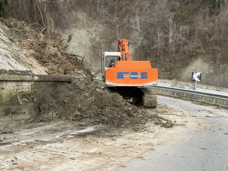 Lavori in Strada Stazione a Carrù dopo lo smottamento