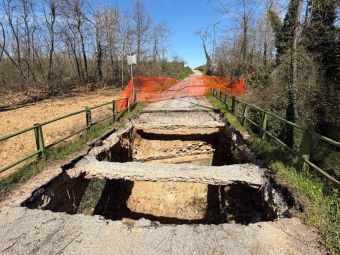 PROVINCIA GRANDA - Il ponte di strada Sant'Anna a Carrù dopo l'intervento di demolizione