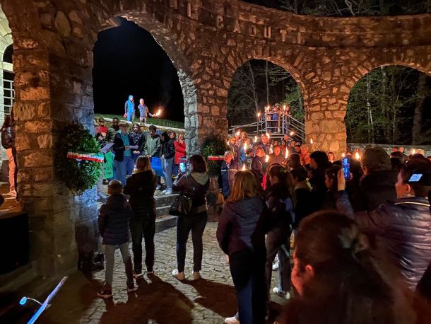 PROVINCIA GRANDA - Un momento della fiaccolata al Sacrario partigiano dell'anno scorso