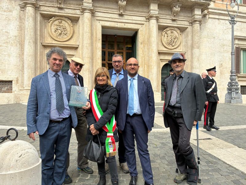 PROVINCIA GRANDA - La delegazione frabosana davanti a Montecitorio