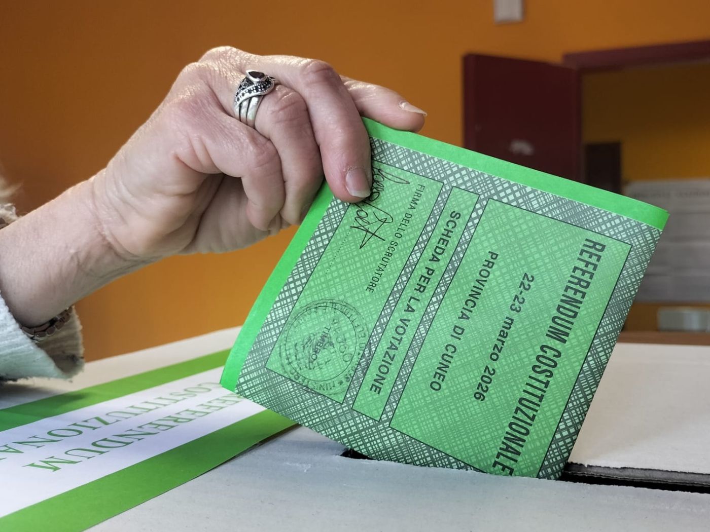 PROVINCIA GRANDA - Un'elettrice imbuca la scheda verde in un seggio della zona