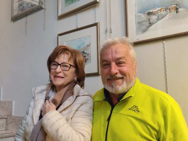 PROVINCIA GRANDA - Il sindaco Mina con l'artista davanti alle sue opere esposte