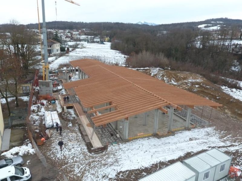 PROVINCIA GRANDA - Il nuovo tetto in legno della nuova scuola in costruzione a Niella Tanaro