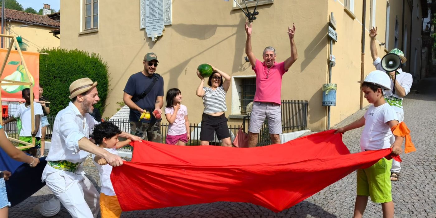 PROVINCIA GRANDA - Un momento della grande festa colorata a San Michele