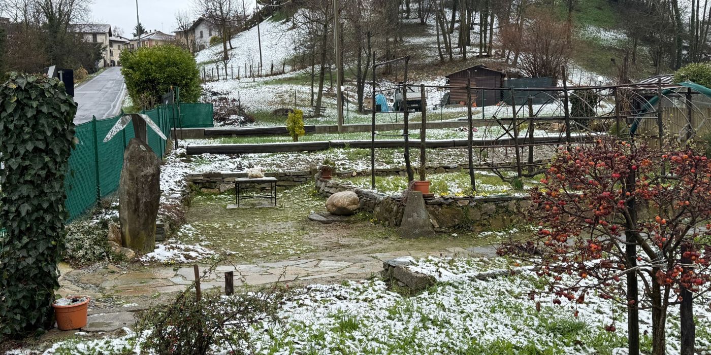 PROVINCIA GRANDA - Il menhir nel giardino privato a Vicoforte