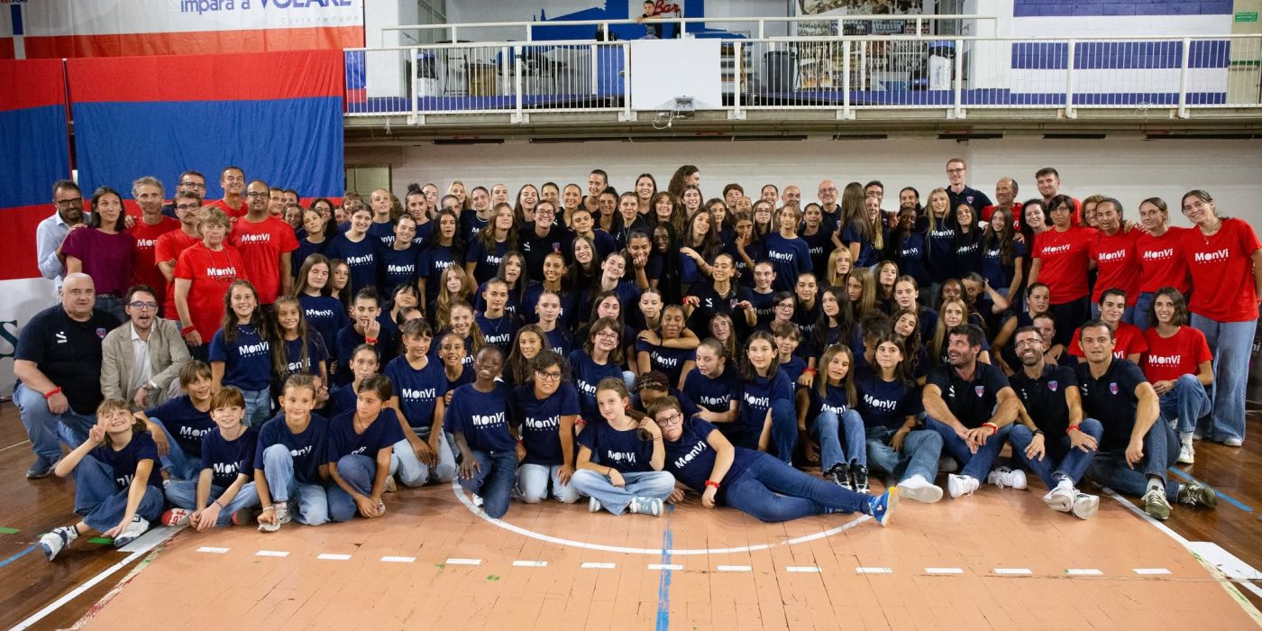 PROVINCIA GRANDA - La grande famiglia del Mondovì Volley durante il Puma Start