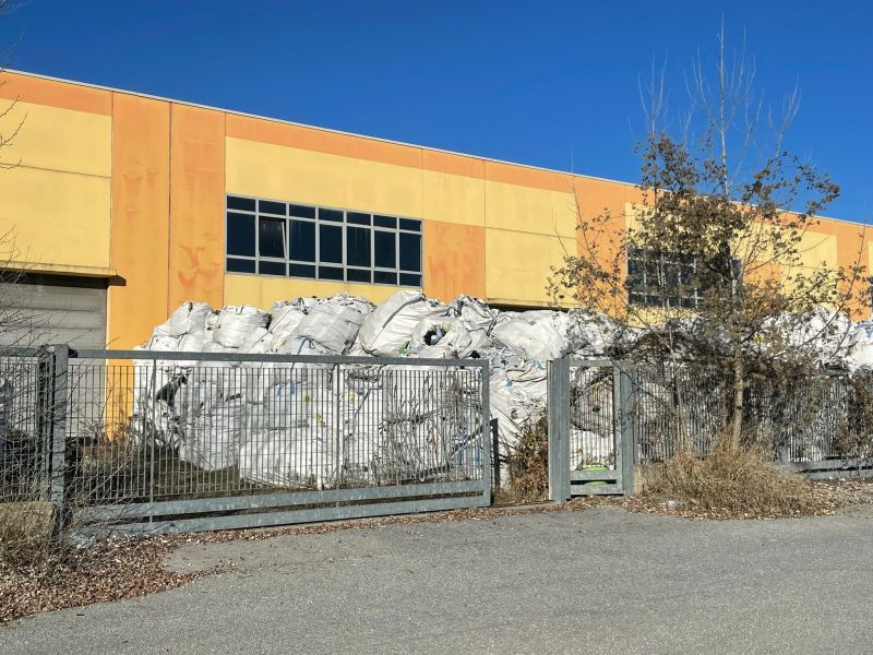 PROVINCIA GRANDA - I big bags ammassati in via Prata