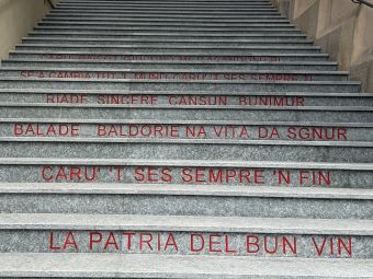 PROVINCIA GRANDA - Scalinata Battagliera Carrù con le frasi della canzone popolare Carù, paisòt giocond