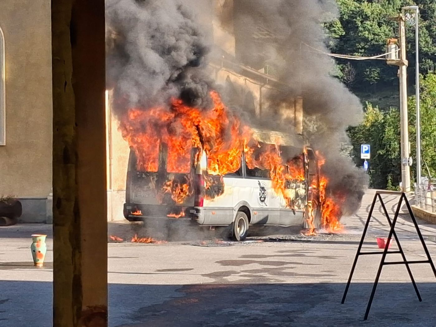PROVINCIA GRANDA - Il mezzo avvolto dalle fiamme in piazza