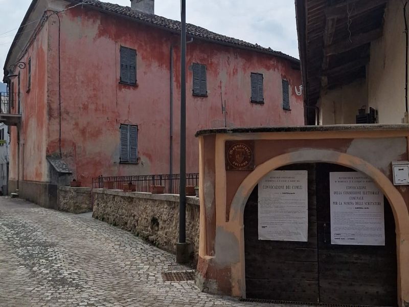 PROVINCIA GRANDA - L'ingresso dei locali a Monasterolo Casotto