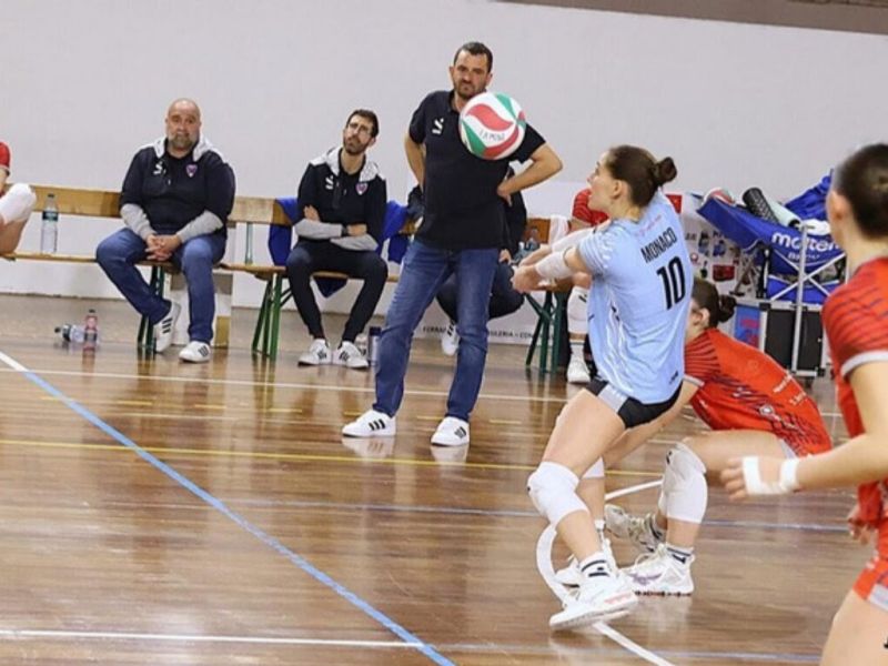 PROVINCIA GRANDA - Mondovì Volley: Il libero Monaco in azione - foto Luciano Pecchenino